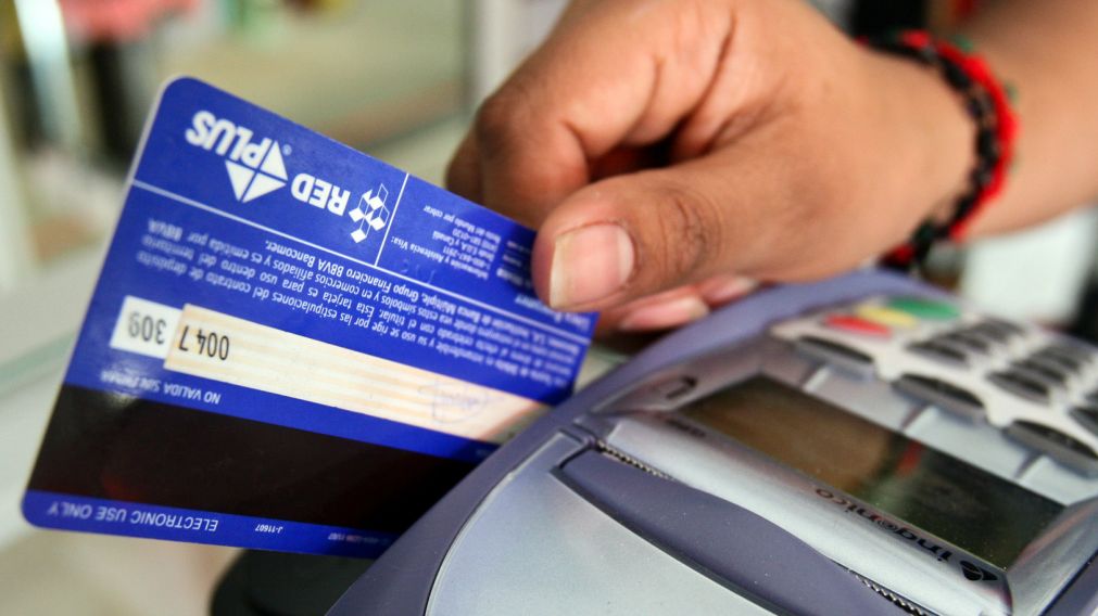 La tarjeta de crédito, un peligro si se la usa fuera de las posibilidades económicas.