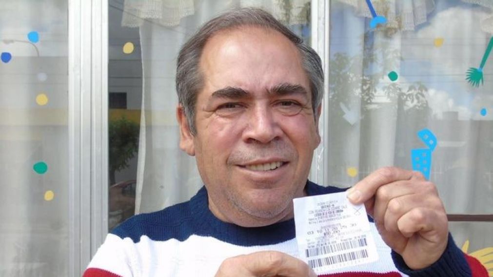 Eduardo Martí con la boleta ganadora (Gentileza: Traslasierra Noticias).