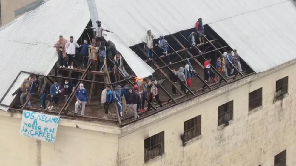 Los presos encima de la azotea del penal.