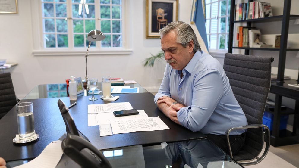 Alberto Fernández en comunicación con su par italiano Giuseppe Conte. (Prensa Presidencia).
