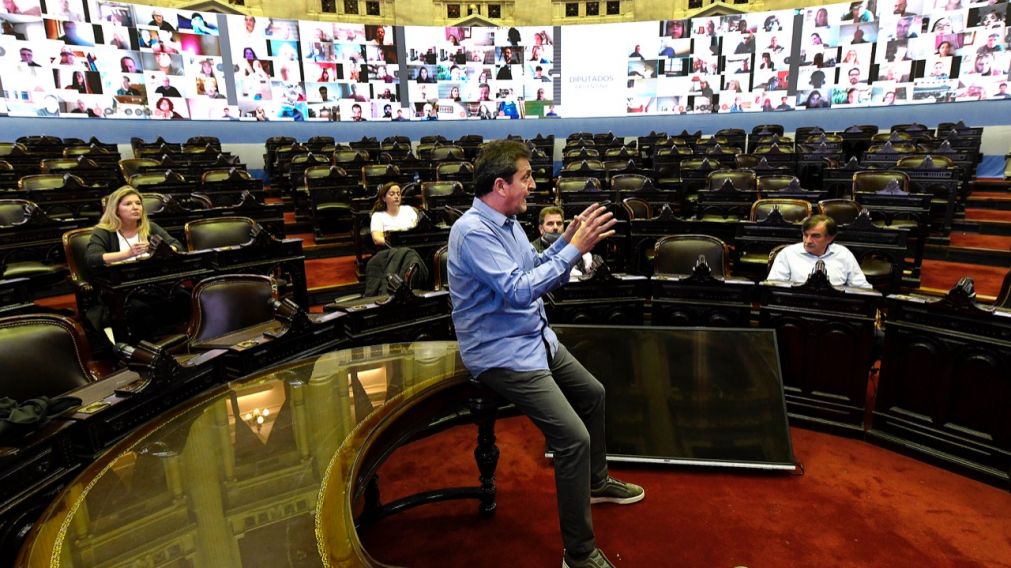 MASSA Y REPRESENTANTES DE TODOS LOS BLOQUES, EN DIPUTADOS CON CÁMARAS PARA LOS MÁS DE 250 legisladores.
