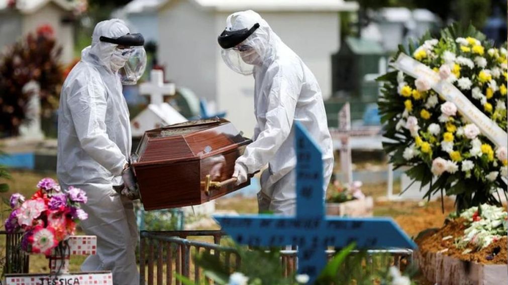 Personal de una funeraria realizando su trabajo durante la pandemia.