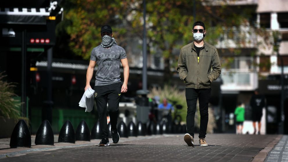 Los tapabocas serán obligatorios desde mañana en los espacios públicos de la Ciudad de Buenos Aires. (Télam).