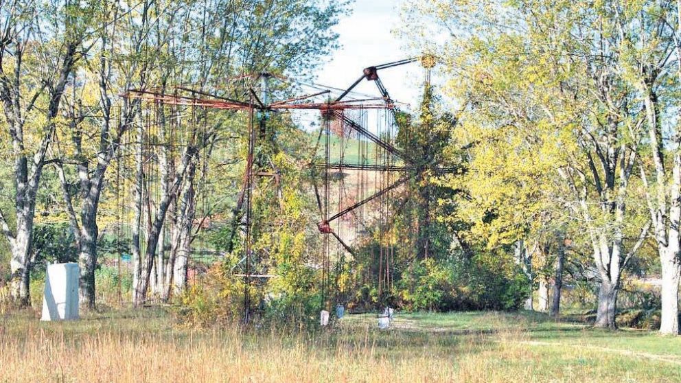 La costa del lago Shawnee es boscosa, con frondosos árboles, y la espesa vegetación avanzó sobre los juegos.