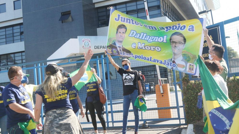 Decenas de manifestantes de Bolsonaro, y del ex juez y ex ministro Sérgio Moro se enfrentaron a gritos y a empujones.