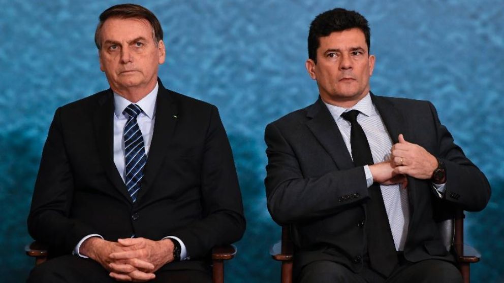 El presidente Jair Bolsonaro y el ministro Sergio Moro, uno al lado del otro, en una ceremonia en el Palacio de Planalto, en octubre de 2019 (AGIF)