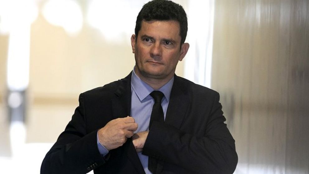 la renuncia del ministro Sergio Moro desata una nueva crisis.
