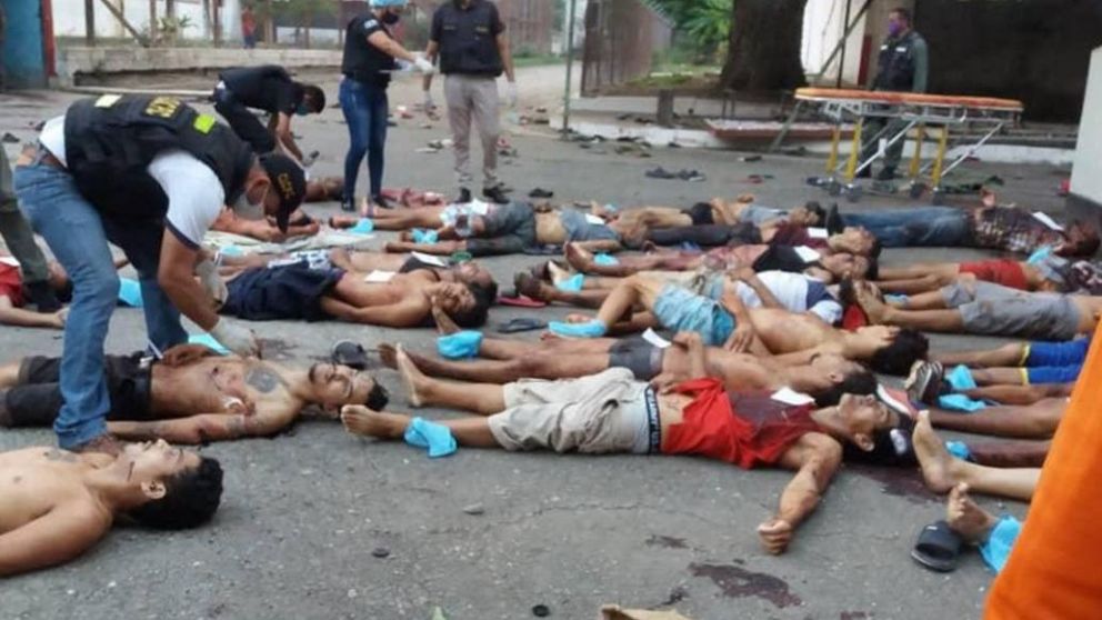 Los cuerpos de los presos, apilados en una morgue improvisada cerca de la prisión (Twitter)
