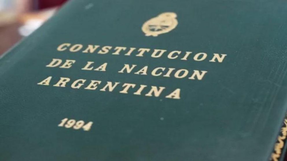 Según lo establece la Ley 25.863: «Declárase el 1° de mayo como Día de la Constitución Nacional, en conmemoración de su sanción el 1° de mayo de 1853 en la ciudad de Santa Fe..