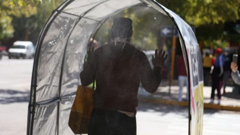 Advierten sobre las consecuencias de utilizar cabinas sanitizantes o túneles de desinfección.