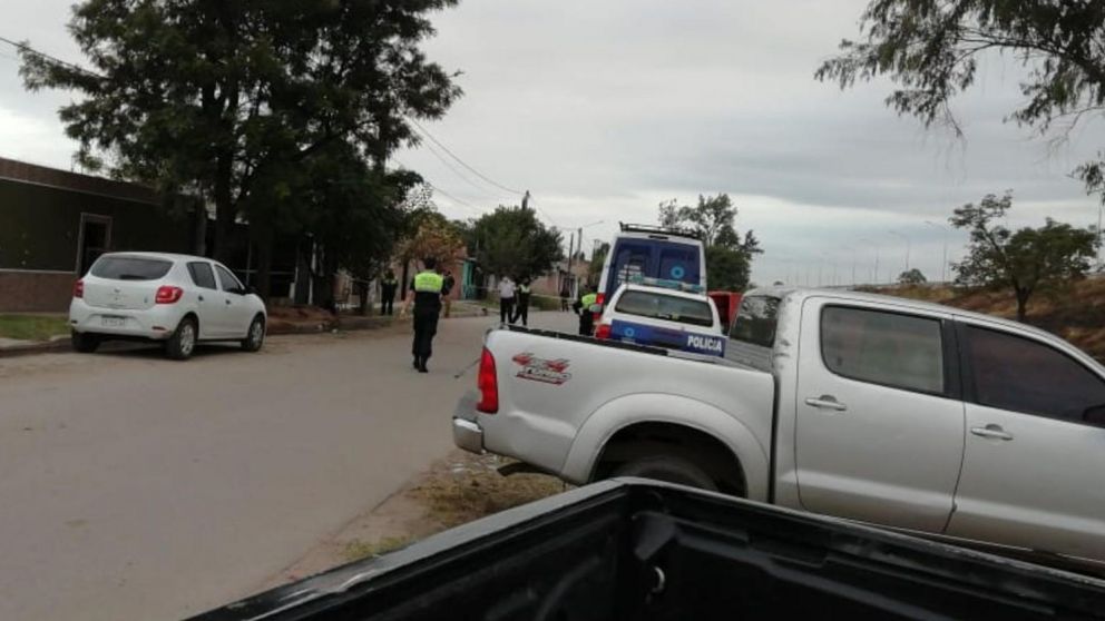 Hallan dos cuerpos con disparos en una casa de Tucumán: investigan femicidio seguido de suicidio.