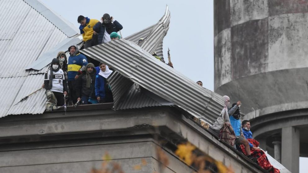El motín dejó un saldo de 15 agentes y 2 internos heridos (Crónica/Pablo Villán).