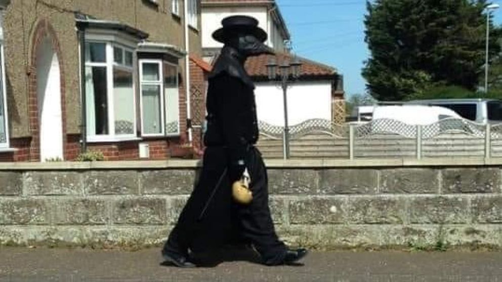 El hombre caminaba a plena luz del día por un pueblo británico y atemorizó a sus vecinos (Twitter).