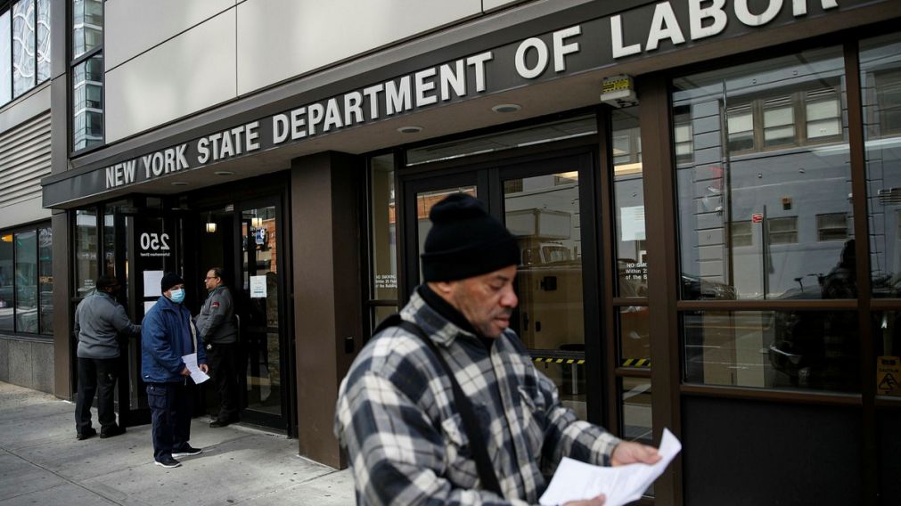 Un desempleado en Nueva York, con su subsidio estatal.