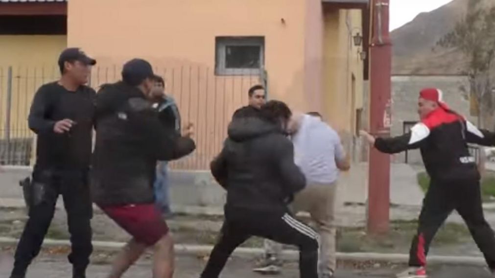 Así los vecinos intentaron linchar a Pablo César Sommaruga. (Captura video).