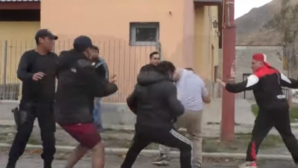 Así los vecinos intentaron linchar a Pablo César Sommaruga. (Captura video).
