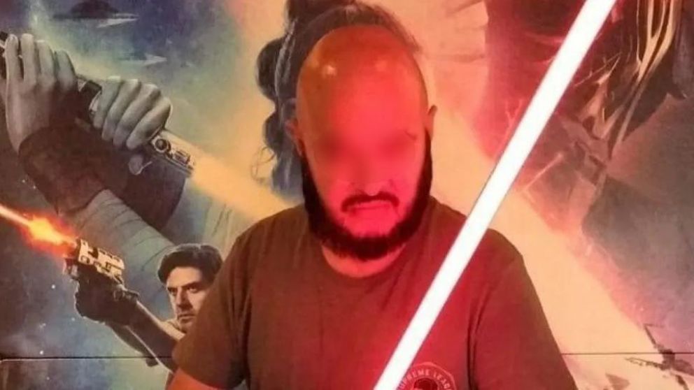La hizo disfrazarse de "Mujer Maravilla" y luego la abusó.