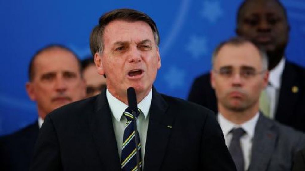 El presidente de Brasil, Jair Bolsonaro negó las acusaciones ante la prensa en el Palacio del Planalto .