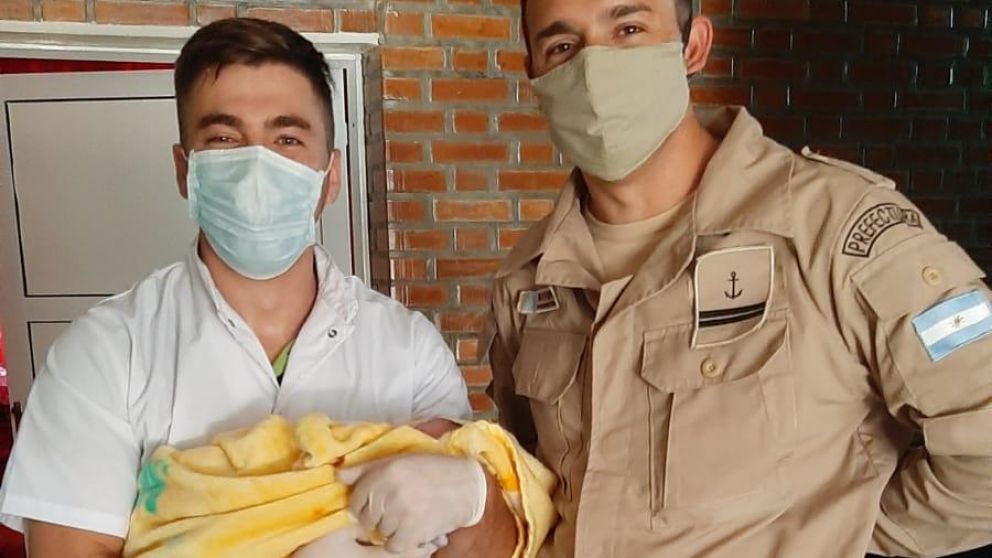 Por la pandemia, Prefectos asistieron a una mamá que dio a luz sola en su casa. (Prensa Prefectura)