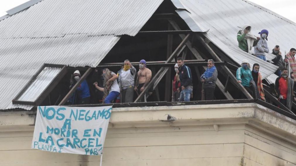 Hubo acuerdo tras infernal motín en Devoto: 15 agentes y 2 internos heridos. (Pablo Villán/Crónica).