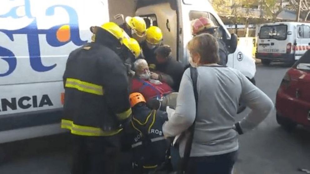 Rescatan de un primer piso a hombre de 165 kilos que no podía bajar escaleras.