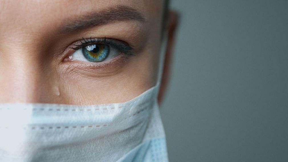 Una persona infectada puede contagiar de coronavirus a través de las lágrimas.