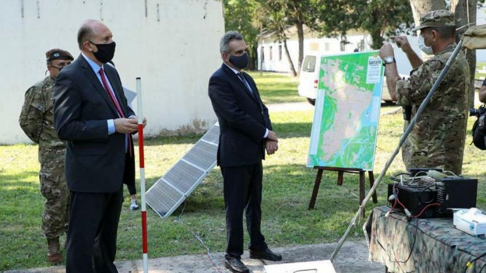 Agustín Rossi supervisó las tareas de las Fuerzas Armadas en Santa Fe. (Télam)