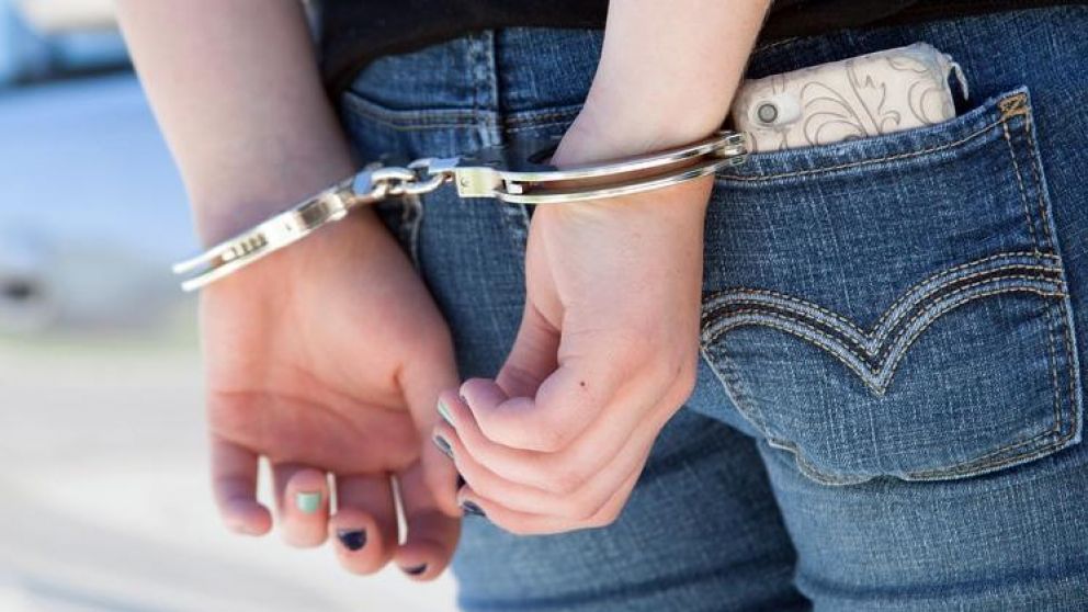 Violó la cuarentena para irse con el novio: abandonó a sus tres hijos y los dejó sin comida. (Imagen ilustrativa)