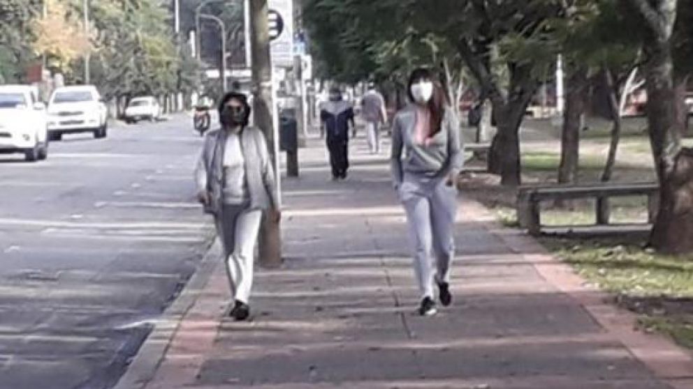 Dos mujeres caminando este miércoles en el Parque San Martín de la capital provincial (Gentileza Todo Jujuy).