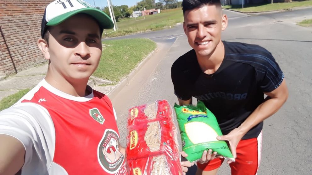 El mediocampista de Brown (de remera negra) realiza una loable acci�n.