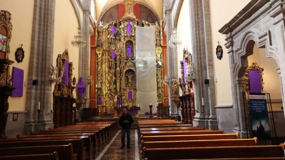 Las parroquias lucen así de vacías por la pandemia.