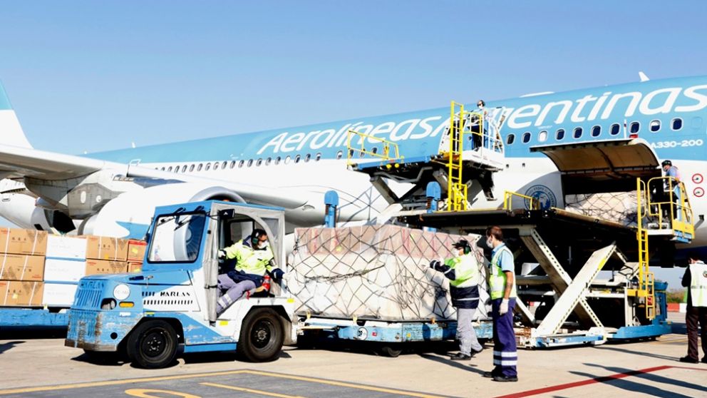 El material proveniente de China incluye, además, insumos para realizar testeos, trajes de bioseguridad y máscaras (Télam).