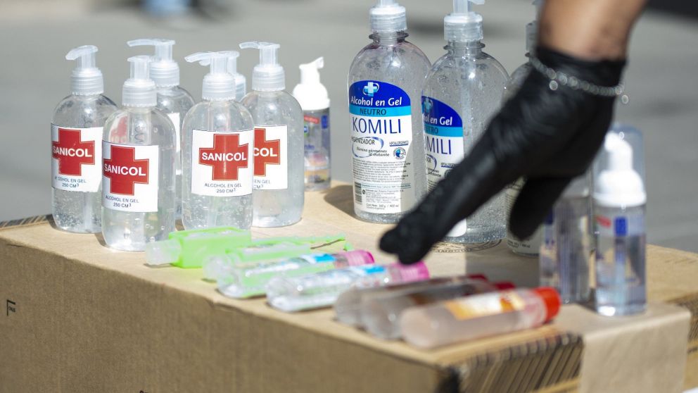 Productores, importadores y comerciantes de barbijos y alcohol en gel, en la mira.