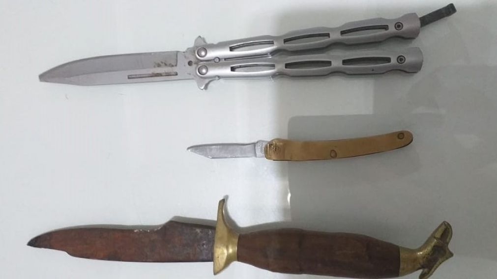 Las tres armas blancas que fueron incautadas por los pesquisas en el interior de la vivienda.