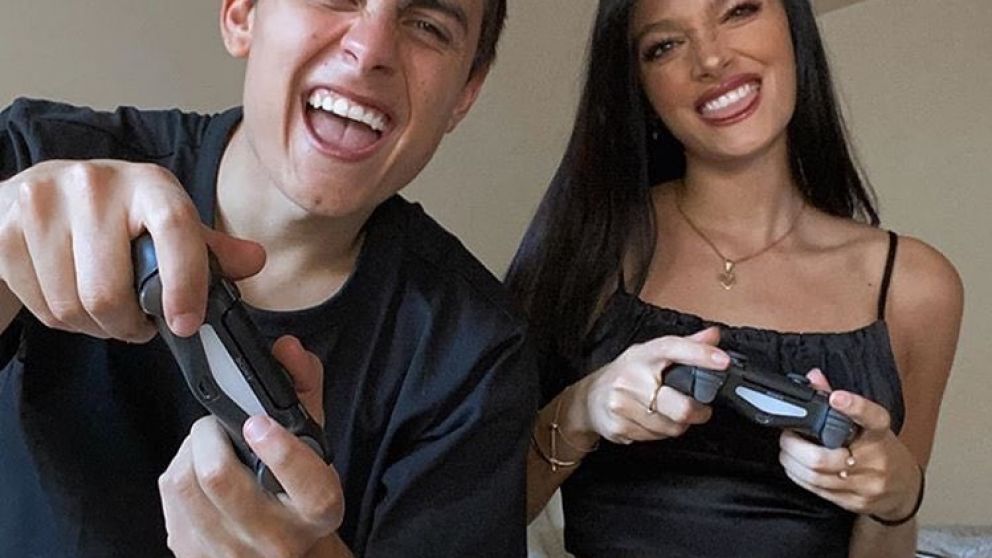 PAULO DYBALA Y ORIANA SABATINI, DURANTE UNO DE LOS PARTIDOS DE LA JOYA, QUE FUE SUBCAMPEÓN.