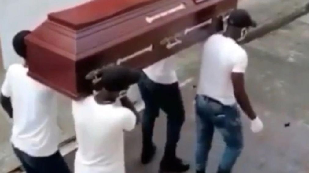 Policías recrearon el video viral del Coffin Dance (Captura).