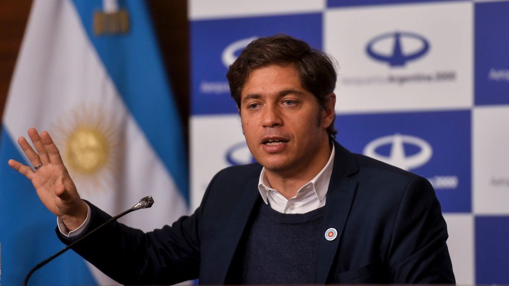 El gobernador de la provincia de Buenos Aires, Axel Kicillof, recibió la llegada del primer vuelo con insumos médicos.