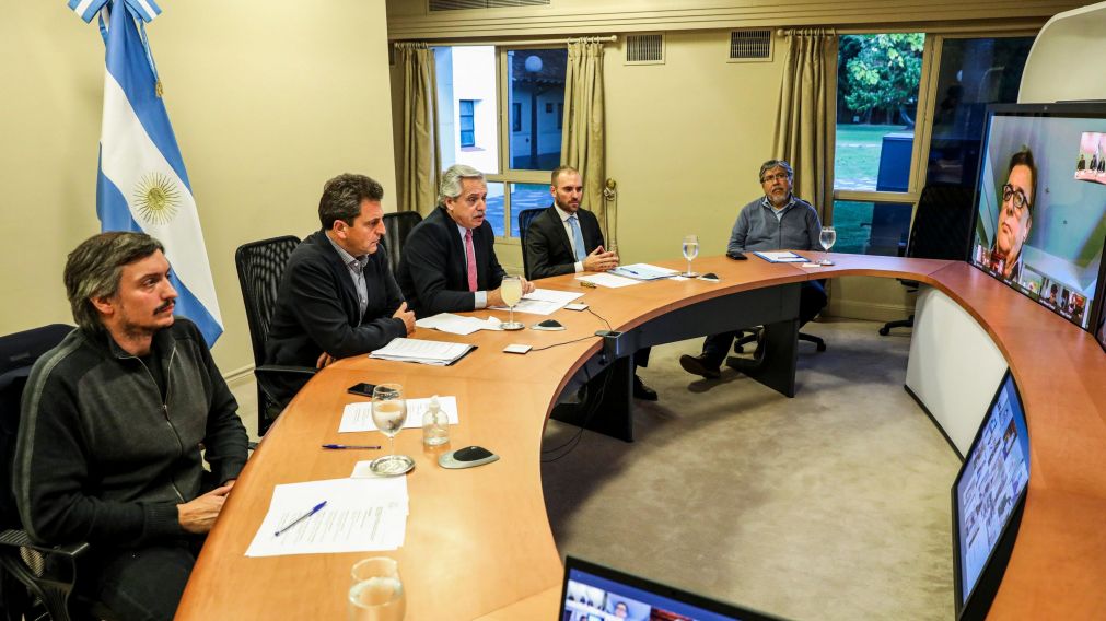El Presidente junto al ministro de Econom�a, Mart�n Guzm�n, mantuvieron una videoconferencia con los presidentes de bloque de Diputados.