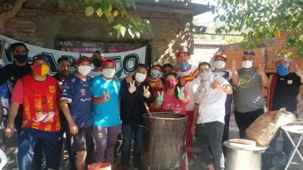 En Merlo preparan ollas populares para quienes no tienen comida.