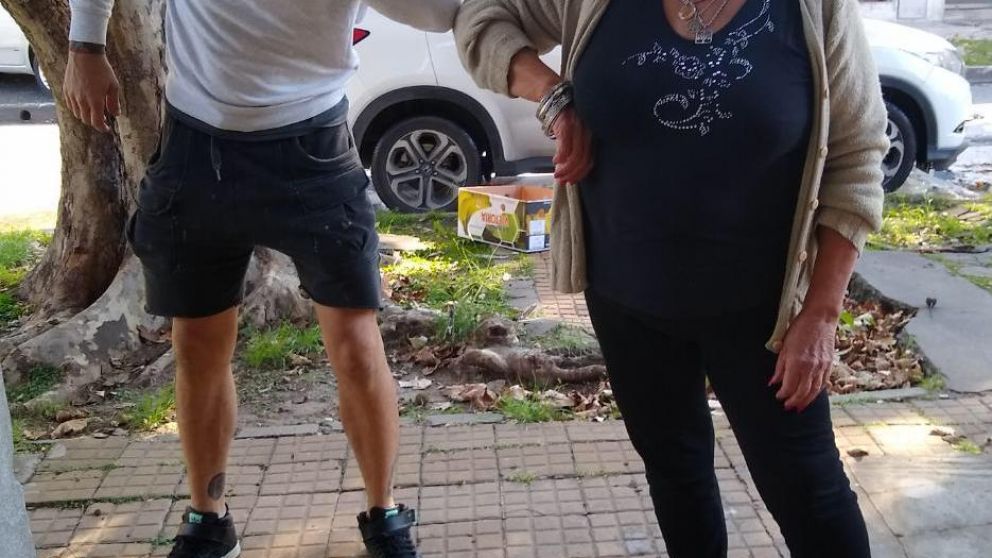El arquero de Temperley les reparte artículos de limpieza a los adultos mayores.