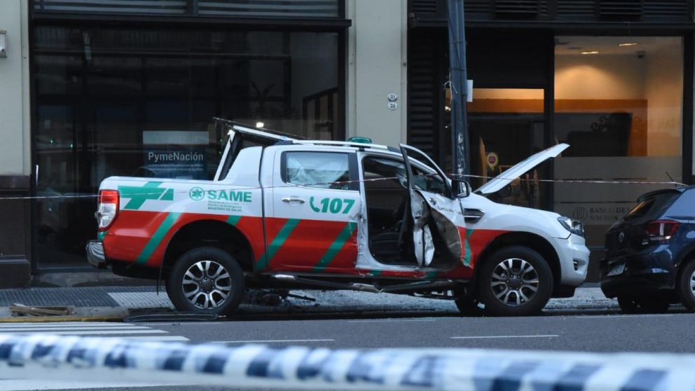 Así quedó el vehículo en el que se desplazaba el titular del SAME (Pablo Villan/Crónica).