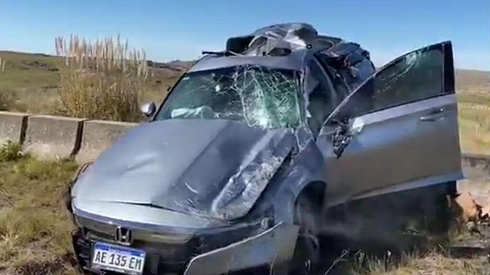 Así quedó el auto tras el impacto en Altas Cumbres (Captura).