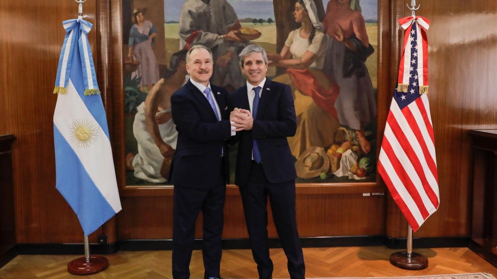 Luis Caputo y Peter Lamelas en el Ministerio de Econom�a.