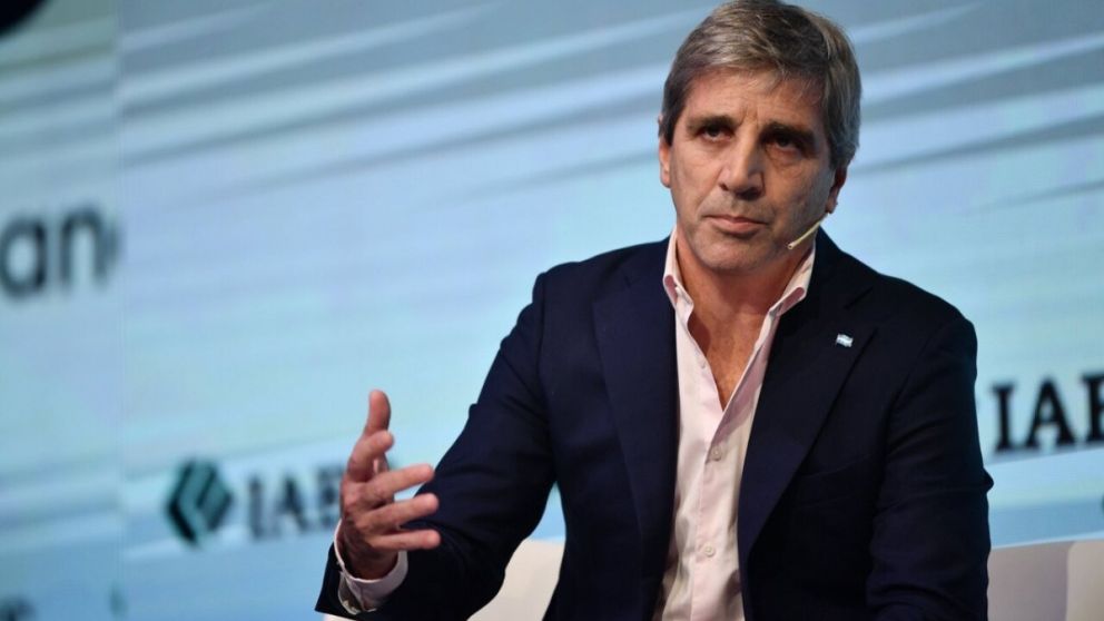 EL MINISTRO CONSIDERA QUE LA ARGENTINA MANTIENE UNA FRAGILIDAD ESTRUCTURAL EN LA DEMANDA DE DINERO.