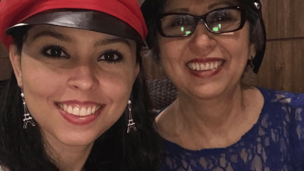 Carolina Bizinoto junto a su mam�.