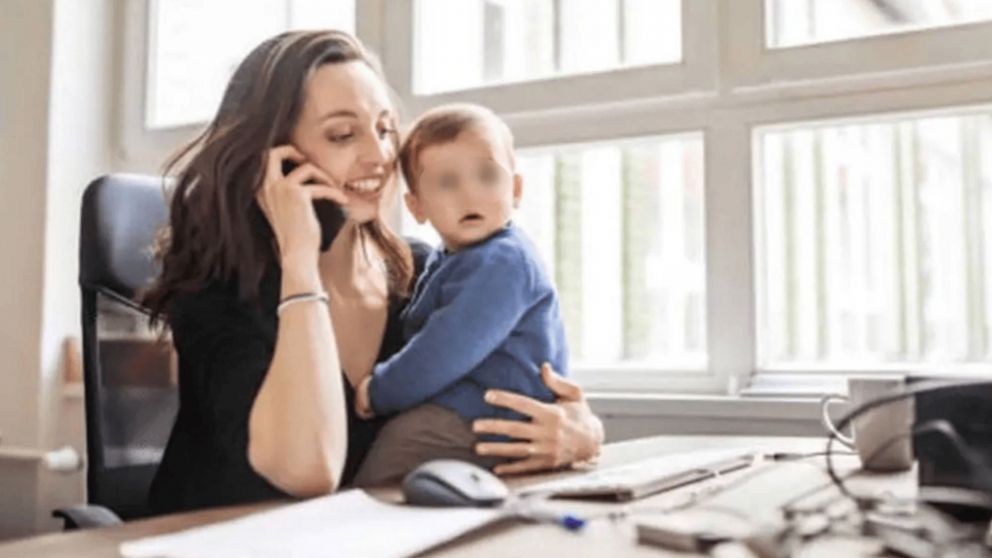 Padres que trabajan en casa: el home office ya era una "modalidad esencial" y la orden de volver fue un "ejercicio abusivo"