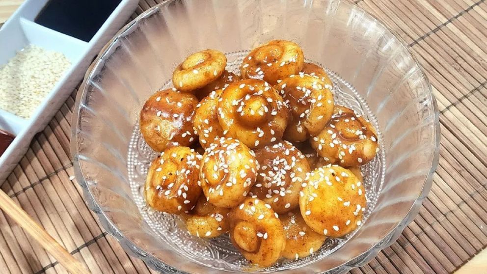 Ñoquis coreanos con salsa picante: una explosión de sabor y color en cada bocado.