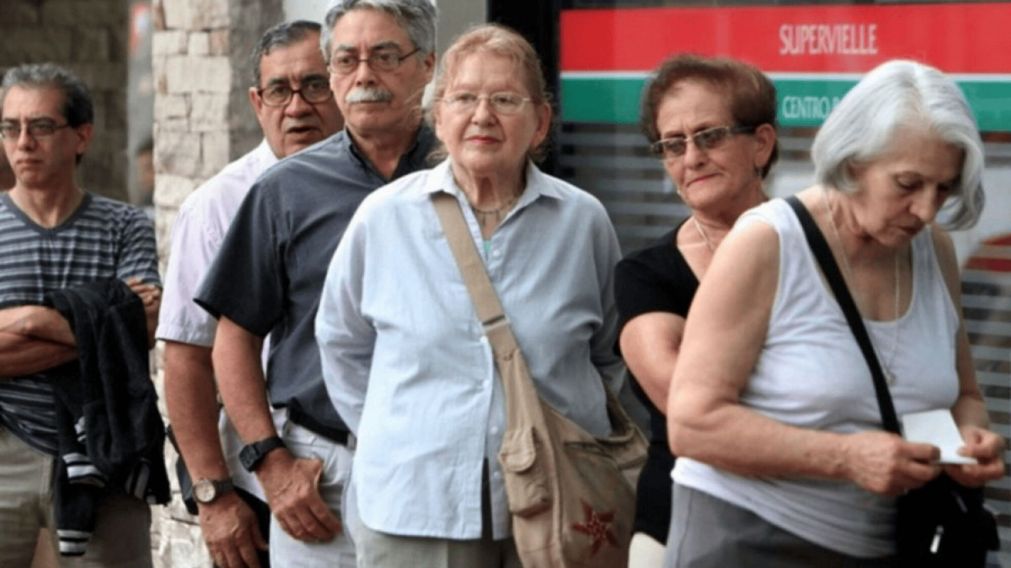 Presupuesto 2026: ¿Qué dice sobre los aumentos y bonos a los jubilados? (Télam/Archivo).