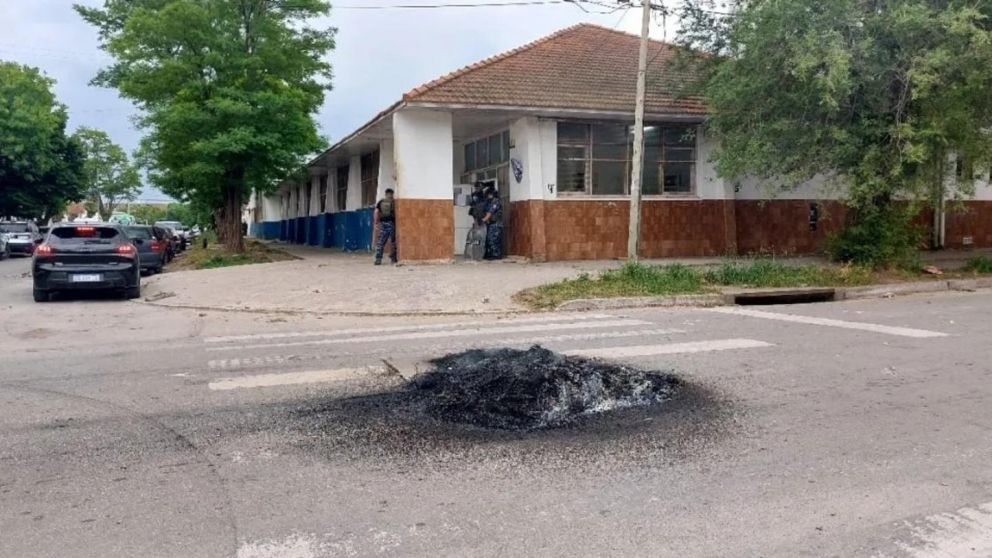 La custodia policial en la Escuela N°21, donde ocurrieron los abusos denunciados (Infobrisas).