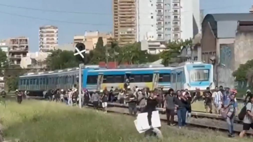 Los pasajeros descendiendo del Tren Sarmiento tras el accidente.
